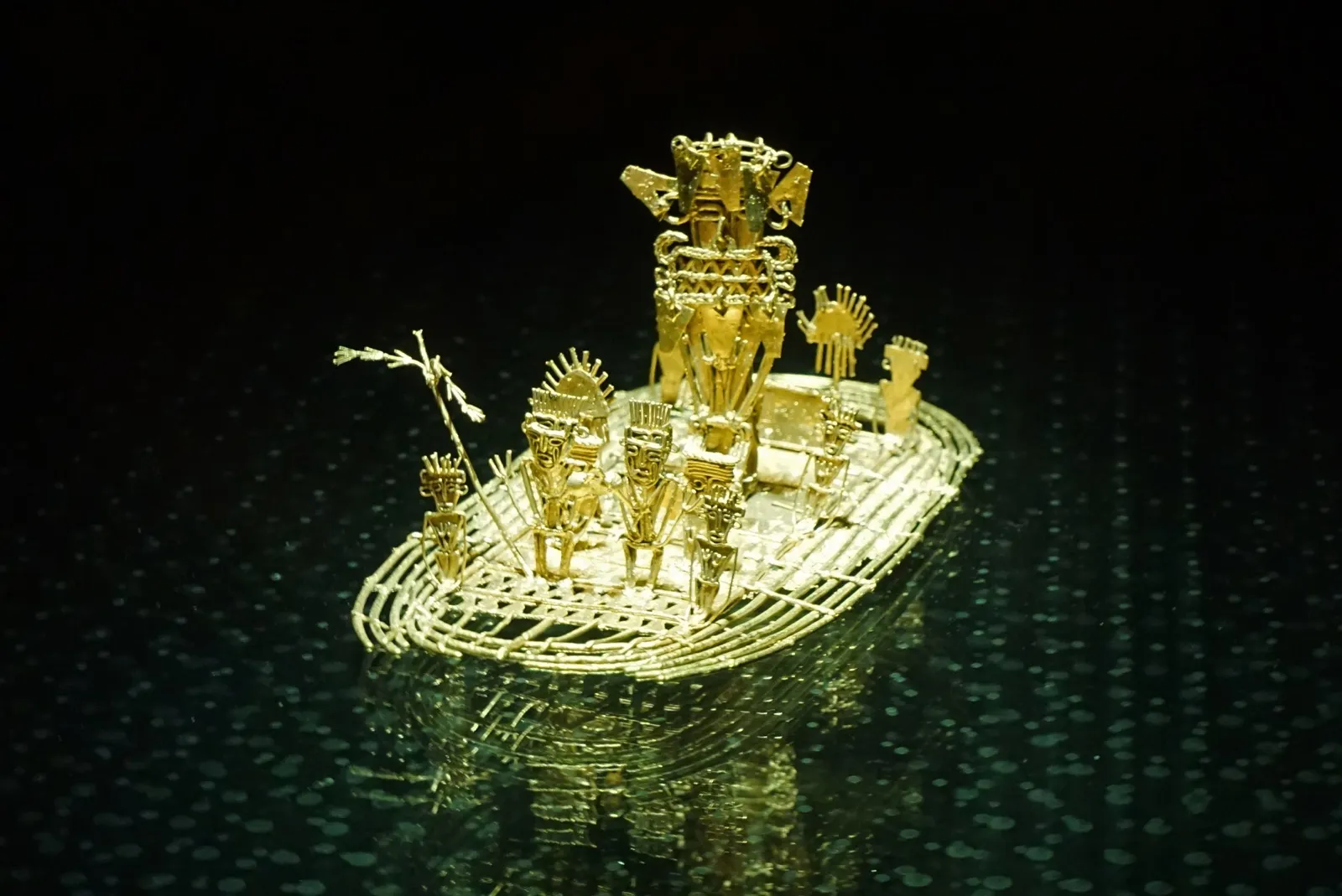 La balsa muisca, ofrenda votiva de orfebrería precolombina, iluminada en su vitrina del Museo del Oro de Bogotá.